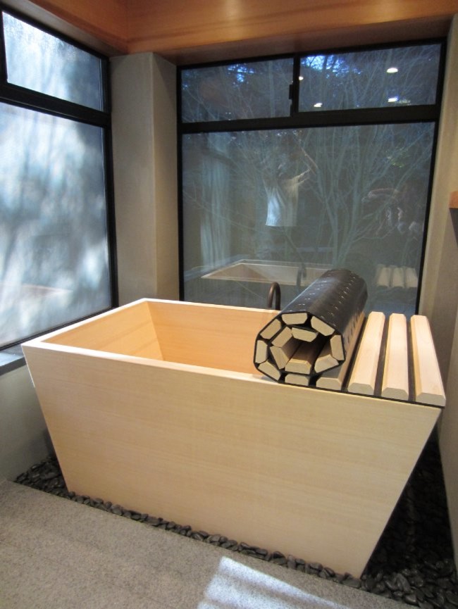 Ispirazione per una stanza da bagno padronale etnica di medie dimensioni con ante lisce, ante in legno chiaro, vasca giapponese e pareti grigie