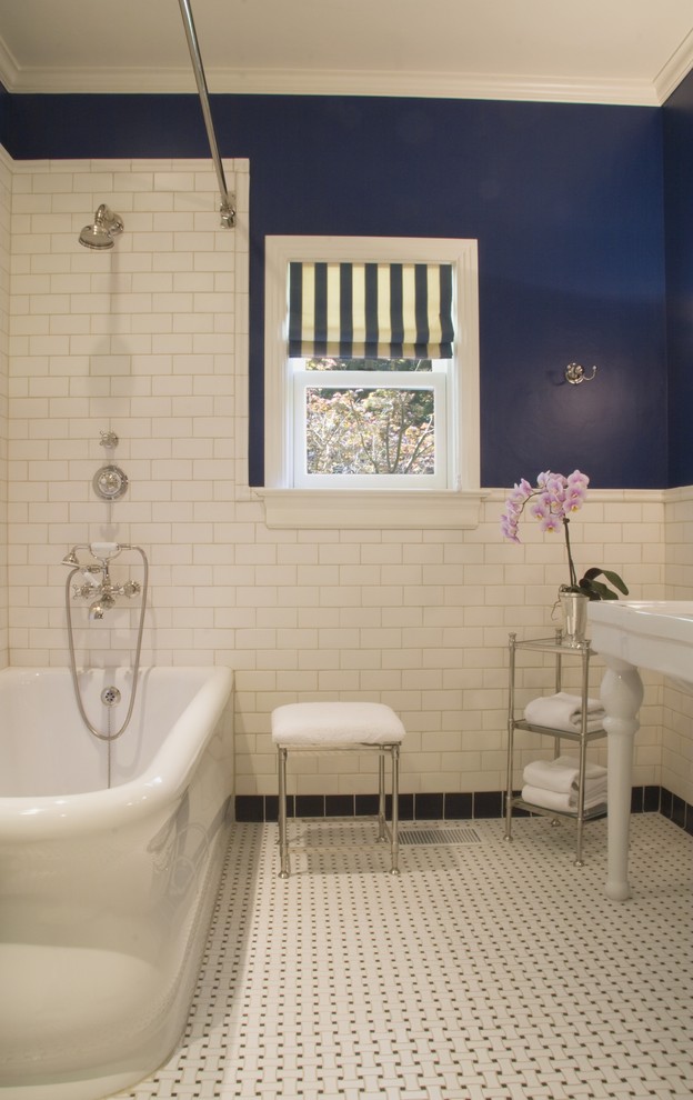 Стильный дизайн: ванная комната в классическом стиле с консольной раковиной, угловой ванной, душем над ванной, белой плиткой и плиткой кабанчик - последний тренд