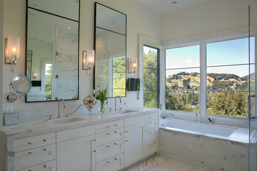 Immagine di una stanza da bagno padronale chic con lavabo sottopiano, ante in stile shaker, ante bianche, vasca sottopiano e pareti beige