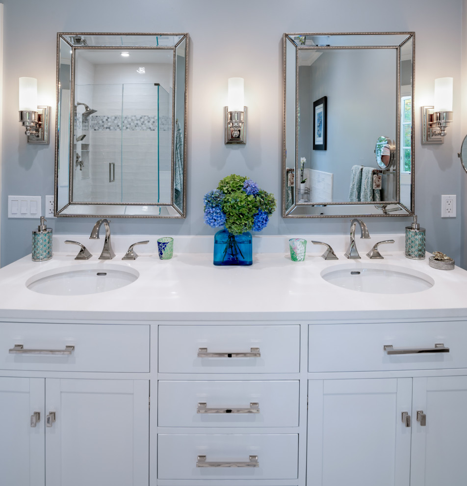 Inredning av ett modernt stort vit vitt en-suite badrum, med skåp i shakerstil, vita skåp, ett fristående badkar, vit kakel, porslinskakel, grå väggar, marmorgolv, ett undermonterad handfat, marmorbänkskiva, grått golv och dusch med gångjärnsdörr