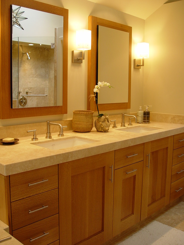Idée de décoration pour une salle de bain design en bois brun avec un lavabo encastré et un placard à porte shaker.