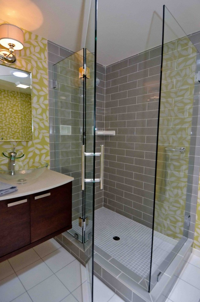 Idéer för stora funkis badrum med dusch, med ett fristående handfat, släta luckor, skåp i mörkt trä och en hörndusch
