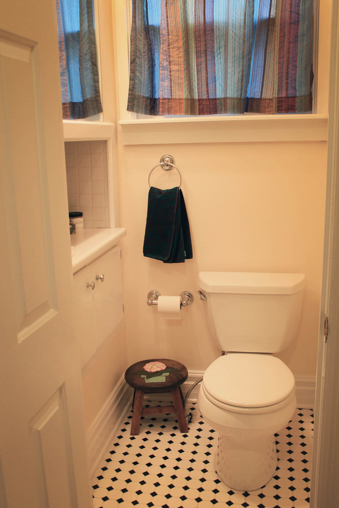 Идея дизайна: маленькая ванная комната в классическом стиле с белыми фасадами, черно-белой плиткой, керамической плиткой, бежевыми стенами, полом из керамической плитки, душевой кабиной и столешницей из ламината для на участке и в саду