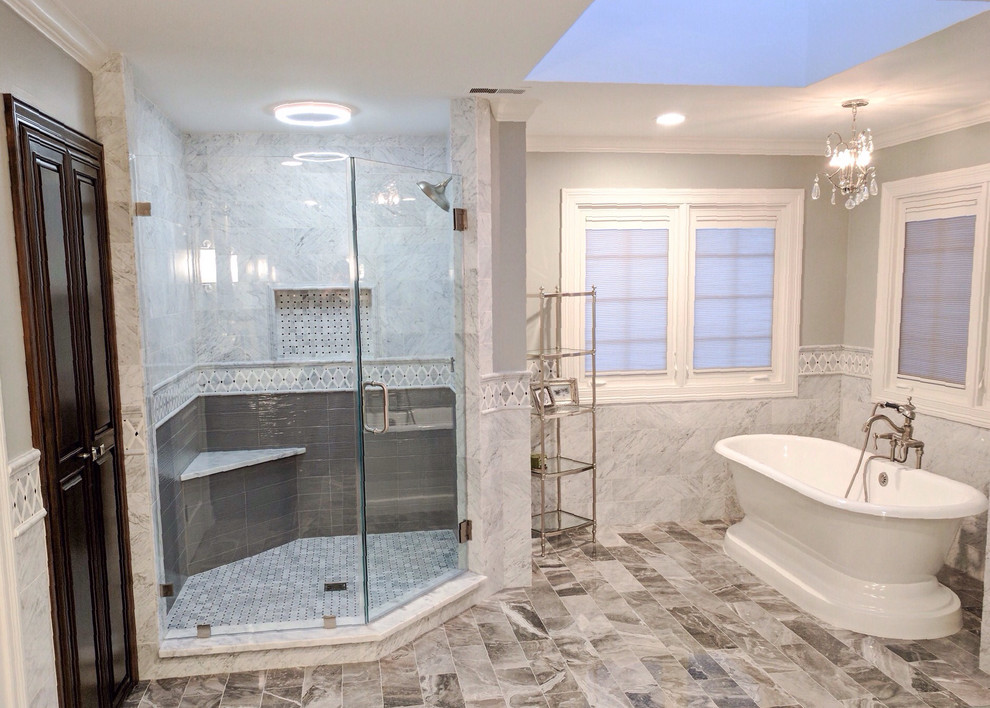 Стильный дизайн: огромная главная ванная комната в стиле неоклассика (современная классика) с отдельно стоящей ванной, угловым душем, мраморной плиткой, душем с распашными дверями, фасадами с выступающей филенкой, темными деревянными фасадами, раздельным унитазом, белой плиткой, серыми стенами, мраморным полом, врезной раковиной, столешницей из кварцита, серым полом и белой столешницей - последний тренд