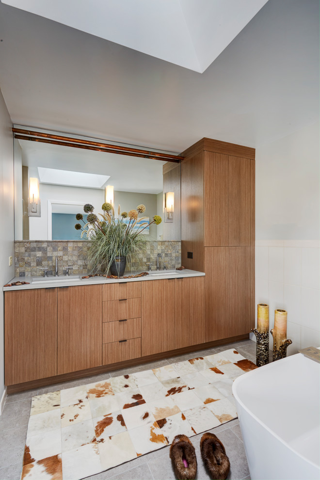 Пример оригинального дизайна: главная ванная комната среднего размера в современном стиле с плоскими фасадами, светлыми деревянными фасадами, отдельно стоящей ванной, душем в нише, раздельным унитазом, бежевой плиткой, керамической плиткой, серыми стенами, полом из керамогранита, врезной раковиной, столешницей из искусственного кварца, серым полом и душем с распашными дверями
