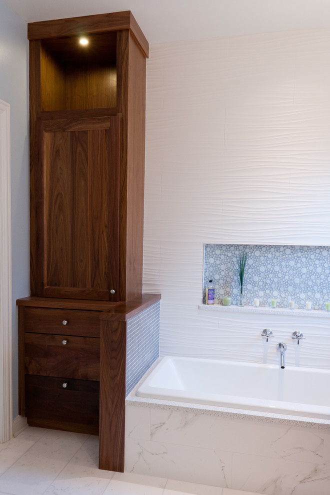 Источник вдохновения для домашнего уюта: главная ванная комната среднего размера в современном стиле с фасадами с утопленной филенкой, фасадами цвета дерева среднего тона, накладной ванной, душем в нише, серой плиткой, белой плиткой, мраморной плиткой, мраморным полом, врезной раковиной, столешницей из кварцита, белым полом и душем с распашными дверями