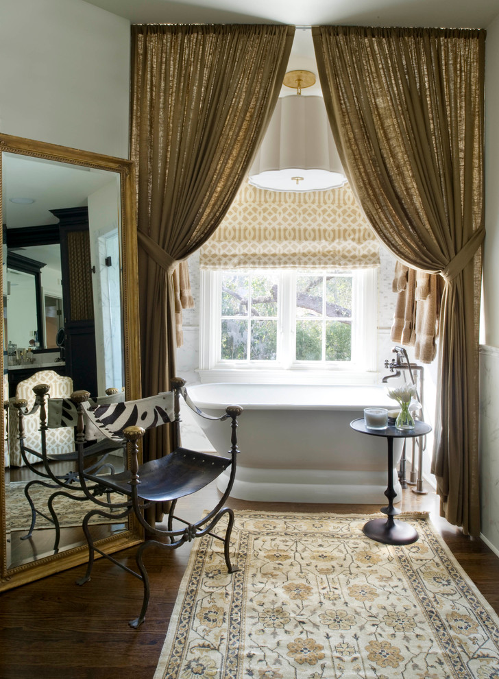 Immagine di una grande stanza da bagno padronale classica con vasca freestanding, pareti bianche e parquet scuro