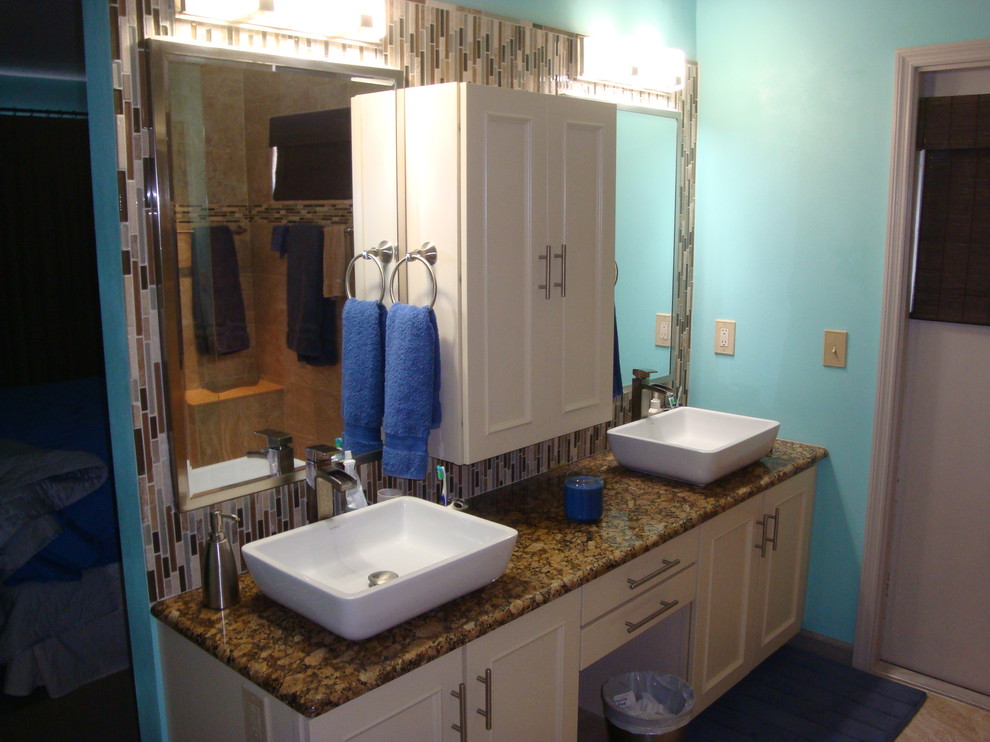 Idee per una stanza da bagno padronale costiera di medie dimensioni con ante a filo, ante bianche, piastrelle multicolore, piastrelle a listelli, pareti blu, lavabo a bacinella e top in granito