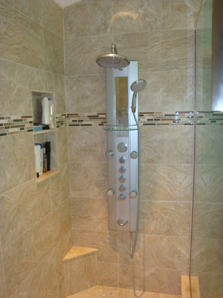 Bild på ett mellanstort vintage badrum, med en öppen dusch, beige kakel och porslinskakel