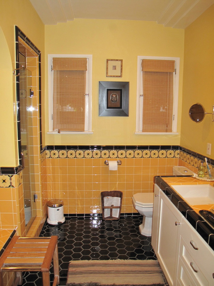 Foto på ett medelhavsstil badrum