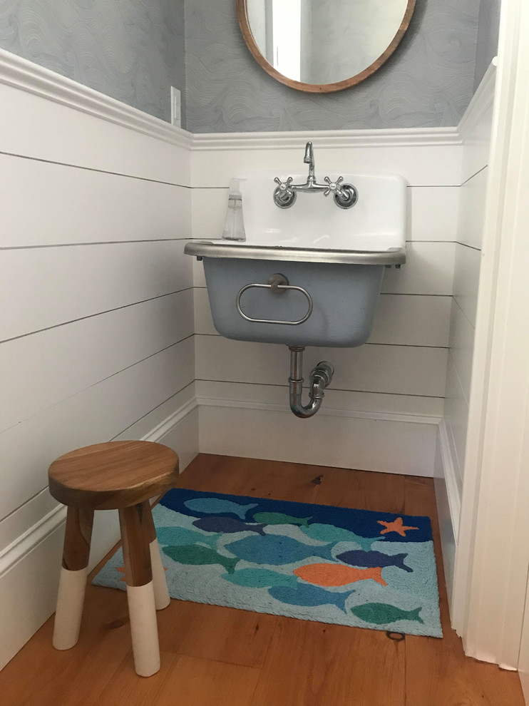 Mittelgroßes Maritimes Badezimmer mit Schrankfronten im Shaker-Stil und braunem Holzboden in Boston