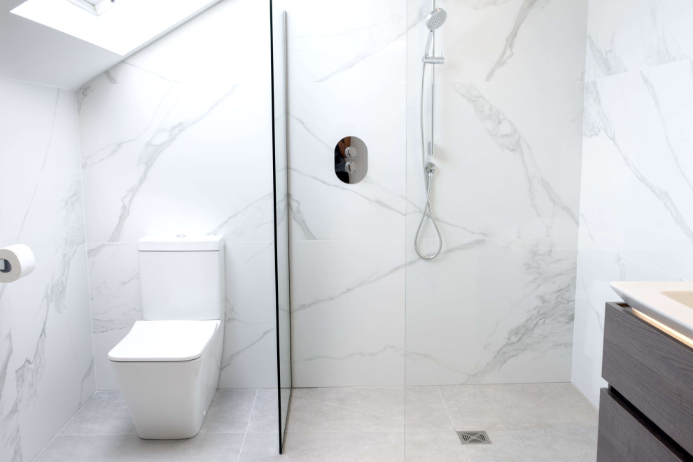 Пример оригинального дизайна: маленькая главная ванная комната в современном стиле с белой плиткой, керамогранитной плиткой, белыми стенами, полом из керамогранита и бежевым полом для на участке и в саду