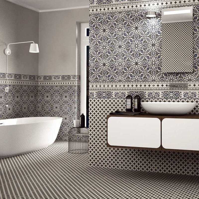 На фото: большая ванная комната в средиземноморском стиле с черно-белой плиткой, керамогранитной плиткой, черными стенами и полом из керамогранита