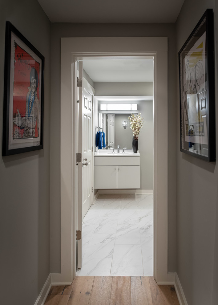 Foto de cuarto de baño minimalista pequeño con paredes grises, suelo de madera clara y suelo marrón