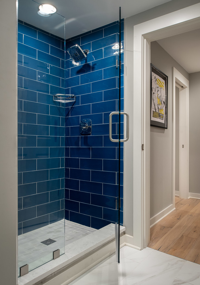 Cette photo montre une petite salle de bain moderne avec un mur gris, parquet clair et un sol marron.