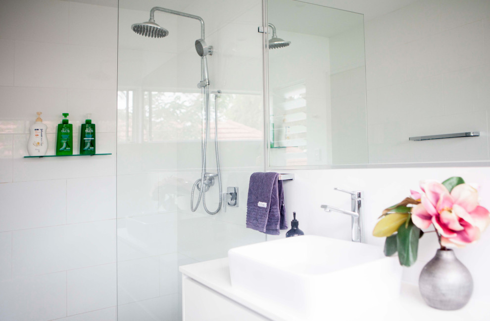 Großes Modernes Badezimmer mit weißer Wandfarbe, Toilette mit Aufsatzspülkasten, weißen Fliesen, Porzellan-Bodenfliesen, Quarzwerkstein-Waschtisch, grauem Boden, offener Dusche und weißer Waschtischplatte in Brisbane