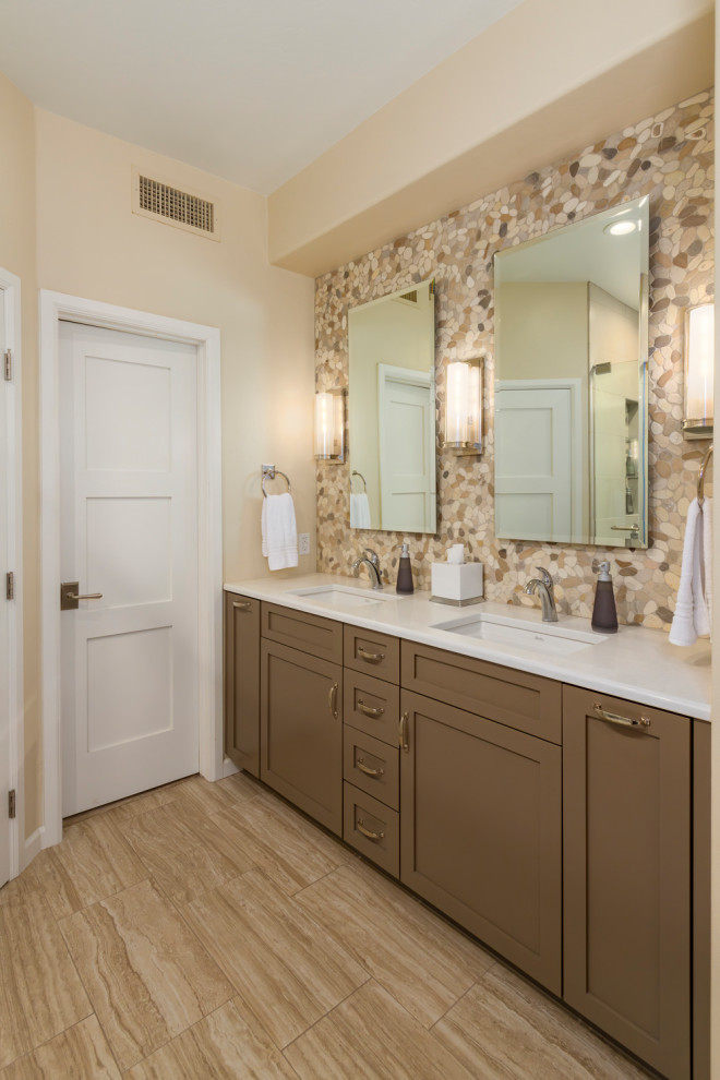 Immagine di una stanza da bagno stile americano con ante marroni, piastrelle in pietra, pavimento in gres porcellanato, top in quarzite, top bianco, due lavabi e mobile bagno incassato