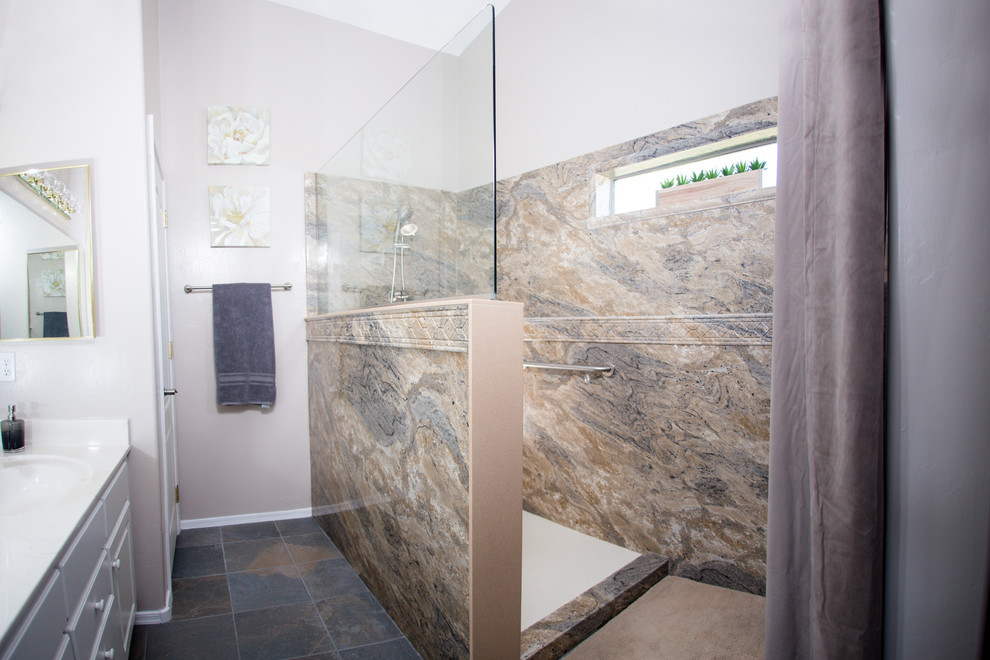Exempel på ett mellanstort klassiskt badrum med dusch, med luckor med upphöjd panel, vita skåp, en öppen dusch, en toalettstol med hel cisternkåpa, beige kakel, brun kakel, grå kakel, stenhäll, lila väggar, skiffergolv, ett undermonterad handfat och bänkskiva i akrylsten