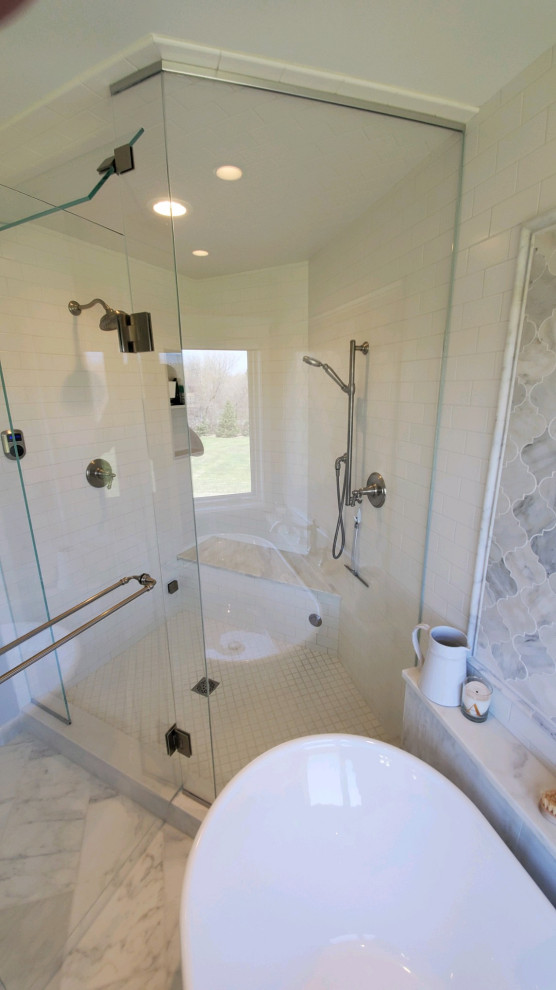Idée de décoration pour une grande salle de bain principale design avec une baignoire indépendante, une douche d'angle, un mur gris, un sol en marbre, un plan de toilette en marbre, un sol gris, une cabine de douche à porte battante, un plan de toilette gris et meuble-lavabo sur pied.