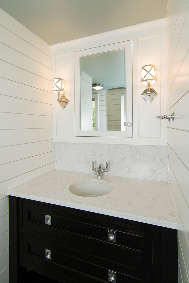 Ispirazione per una stanza da bagno di medie dimensioni con ante in legno bruno, top in quarzo composito, piastrelle beige, pareti bianche e lavabo sottopiano