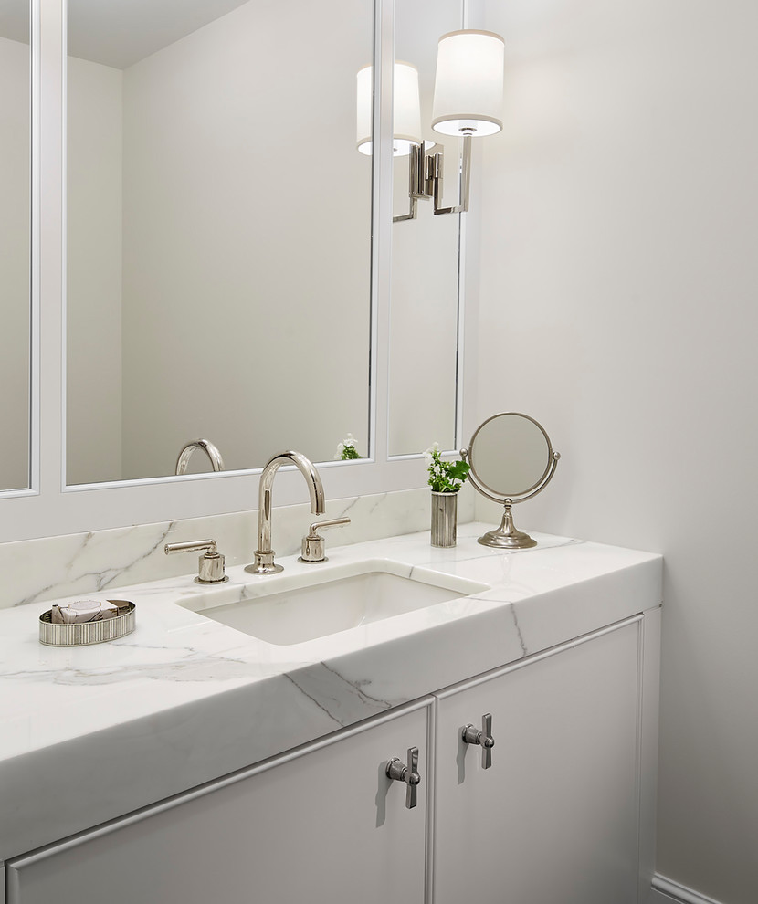 Foto på ett vintage vit badrum med dusch, med ett undermonterat badkar, vit kakel, keramikplattor, vita väggar, marmorgolv, ett undermonterad handfat, marmorbänkskiva och vitt golv