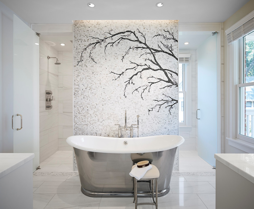 Idéer för ett klassiskt vit en-suite badrum, med ett fristående badkar, marmorgolv, ett undermonterad handfat, marmorbänkskiva och dusch med gångjärnsdörr