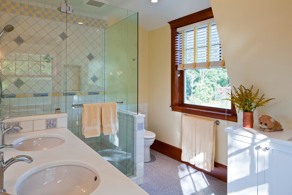 Foto de cuarto de baño clásico con lavabo bajoencimera, ducha empotrada, baldosas y/o azulejos beige, paredes beige, suelo con mosaicos de baldosas y aseo y ducha