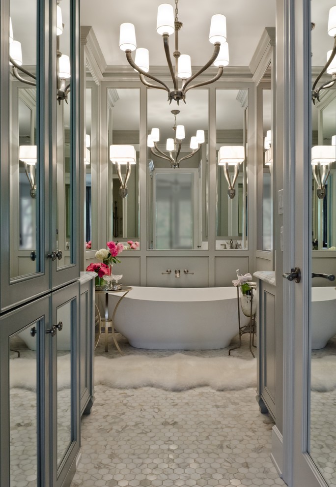 Inspiration pour une salle de bain principale traditionnelle avec un lavabo encastré, un placard avec porte à panneau encastré, des portes de placard grises, un plan de toilette en marbre, une baignoire indépendante, un carrelage blanc, un mur gris et un sol en marbre.