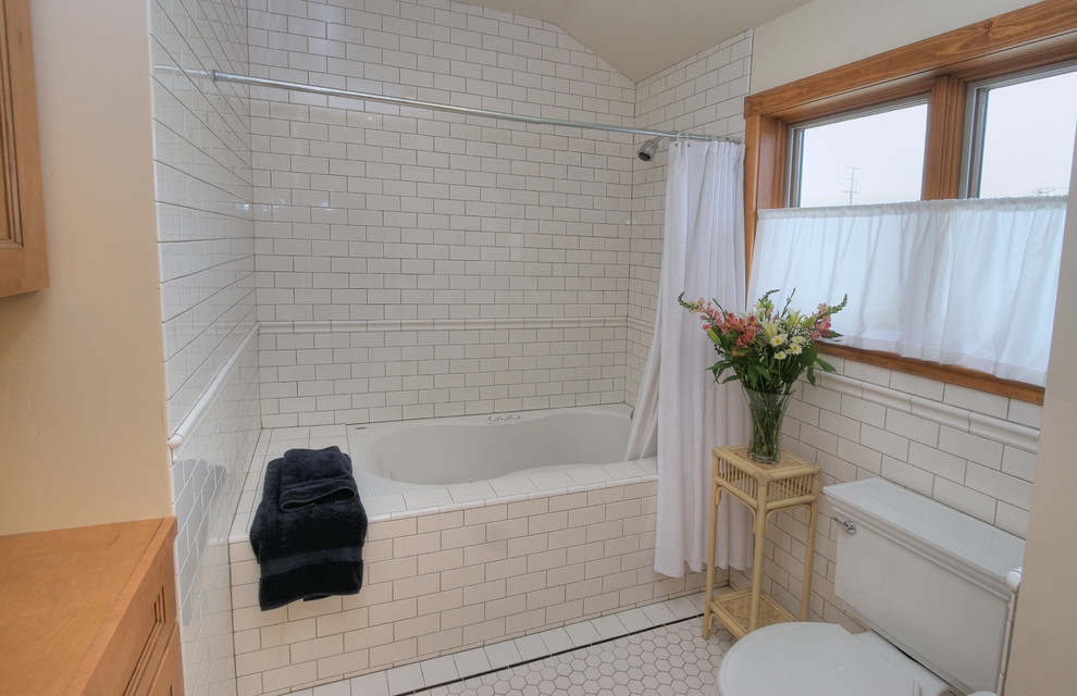Exemple d'une grande salle de bain chic en bois clair avec un lavabo encastré, un placard avec porte à panneau encastré, un plan de toilette en stratifié, une baignoire en alcôve, un combiné douche/baignoire, WC séparés, un carrelage blanc, un carrelage métro, un mur blanc et un sol en carrelage de porcelaine.
