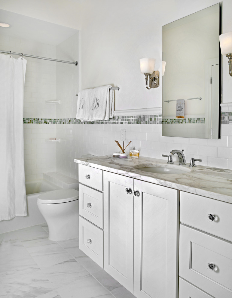Foto di una stanza da bagno tradizionale con lavabo sottopiano, ante in stile shaker, ante bianche, top in marmo, vasca da incasso, WC a due pezzi, piastrelle bianche, piastrelle diamantate, pareti bianche e pavimento in marmo