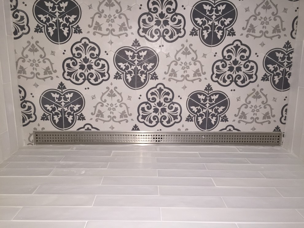Inredning av ett klassiskt stort en-suite badrum, med skåp i shakerstil, vita skåp, ett fristående badkar, en öppen dusch, vit kakel, blå väggar och klinkergolv i keramik