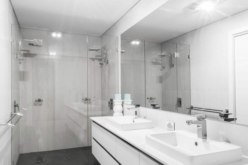 Idéer för ett mellanstort modernt en-suite badrum, med vita skåp, en dubbeldusch, vit kakel, vita väggar, klinkergolv i keramik, grått golv, dusch med gångjärnsdörr, släta luckor, keramikplattor och ett nedsänkt handfat