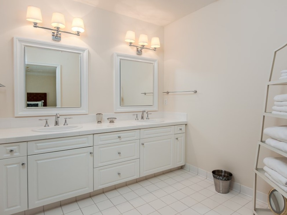 Idéer för att renovera ett mellanstort maritimt en-suite badrum, med ett nedsänkt handfat, luckor med upphöjd panel, vita skåp, bänkskiva i akrylsten, ett fristående badkar, en hörndusch, en toalettstol med separat cisternkåpa, vit kakel, porslinskakel, beige väggar och klinkergolv i porslin
