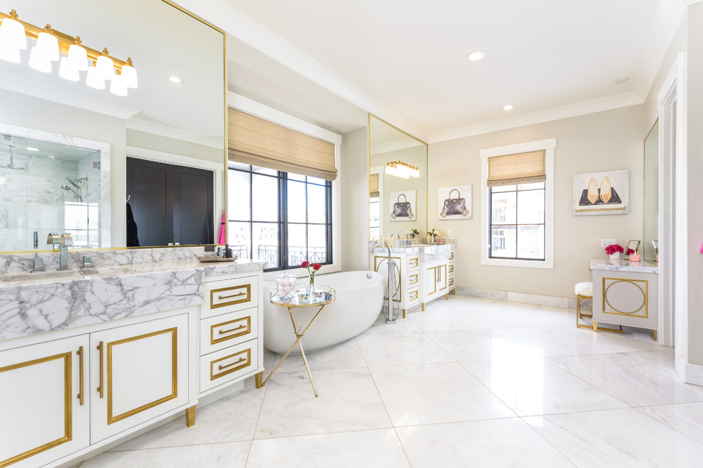 Пример оригинального дизайна: огромная главная ванная комната в стиле неоклассика (современная классика) с фасадами с утопленной филенкой, серыми фасадами, отдельно стоящей ванной, коричневой плиткой, бежевыми стенами, мраморным полом, монолитной раковиной, мраморной столешницей, серым полом и серой столешницей