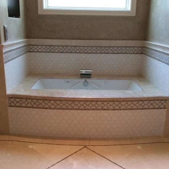 Inspiration för mellanstora klassiska en-suite badrum, med ett badkar i en alkov, beige väggar och travertin golv