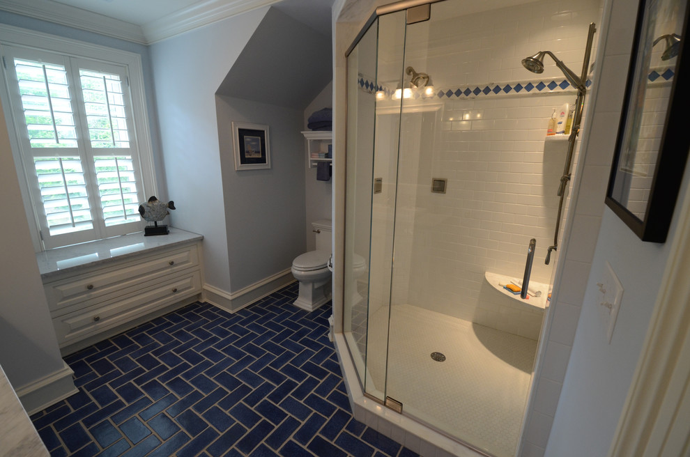 На фото: большая главная ванная комната в классическом стиле с накладной раковиной, фасадами с выступающей филенкой, белыми фасадами, столешницей из гранита, двойным душем, унитазом-моноблоком, синей плиткой, синими стенами и полом из керамогранита с
