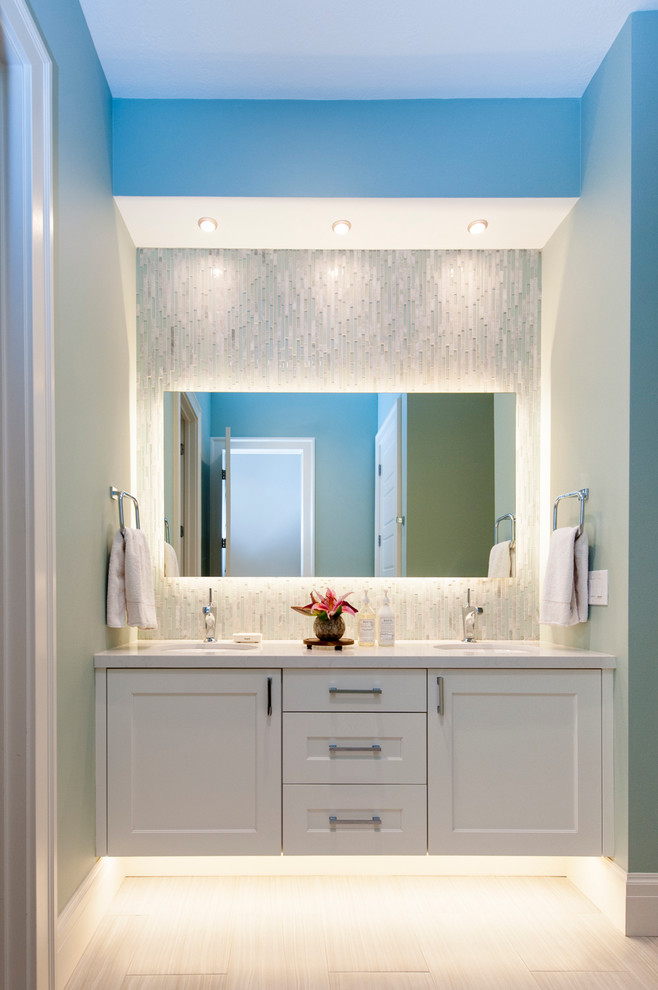 Стильный дизайн: главная ванная комната в скандинавском стиле с белыми фасадами - последний тренд