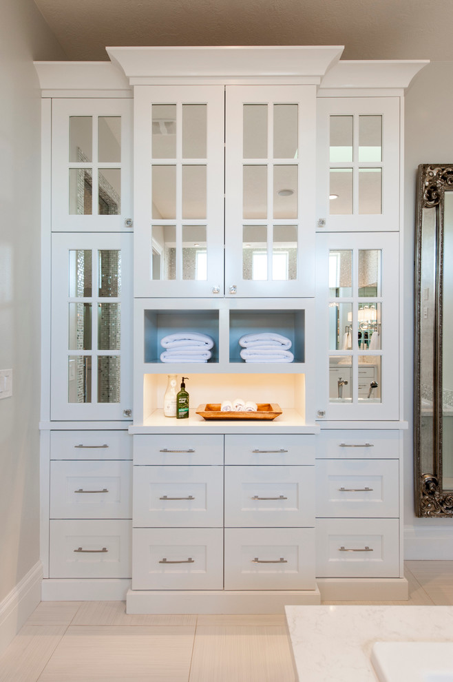 Пример оригинального дизайна: главная ванная комната в скандинавском стиле с белыми фасадами, стеклянными фасадами, белыми стенами, полом из керамогранита и бежевым полом