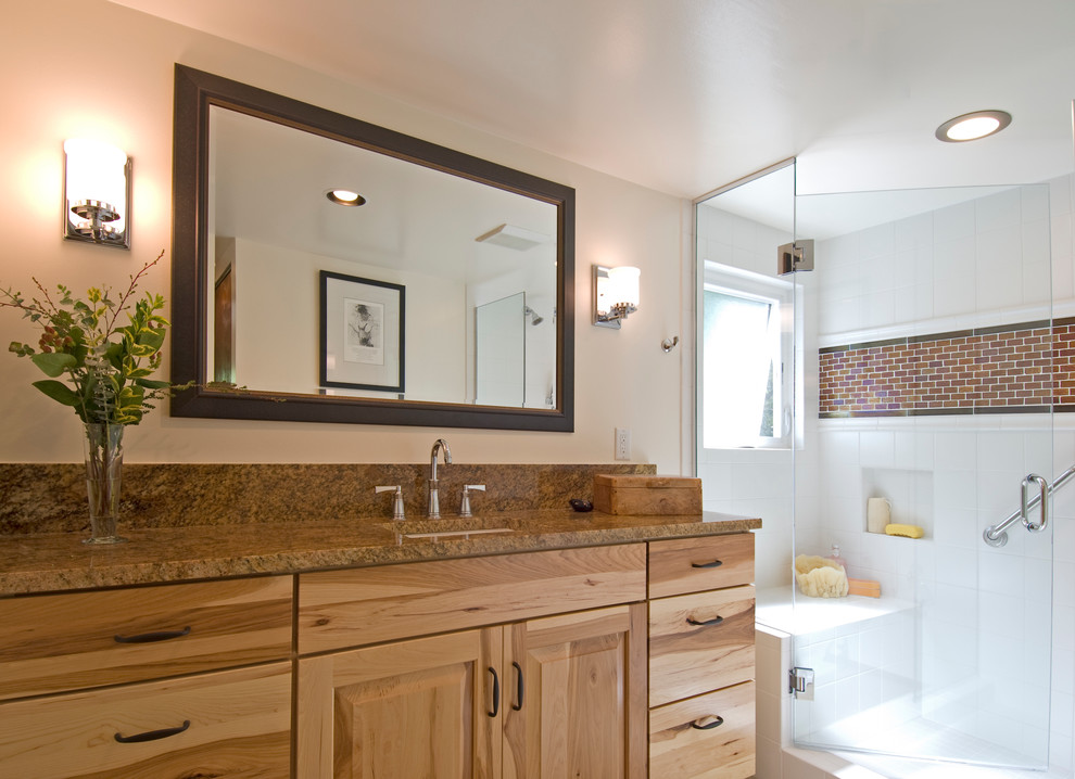 Foto de cuarto de baño de tamaño medio con lavabo encastrado, puertas de armario de madera clara, encimera de granito, ducha empotrada, baldosas y/o azulejos blancos, paredes blancas y aseo y ducha