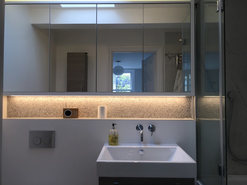 Aménagement d'une salle de bain principale contemporaine de taille moyenne avec une baignoire posée, un combiné douche/baignoire, WC suspendus, un mur blanc, un sol en carrelage de céramique et un lavabo suspendu.