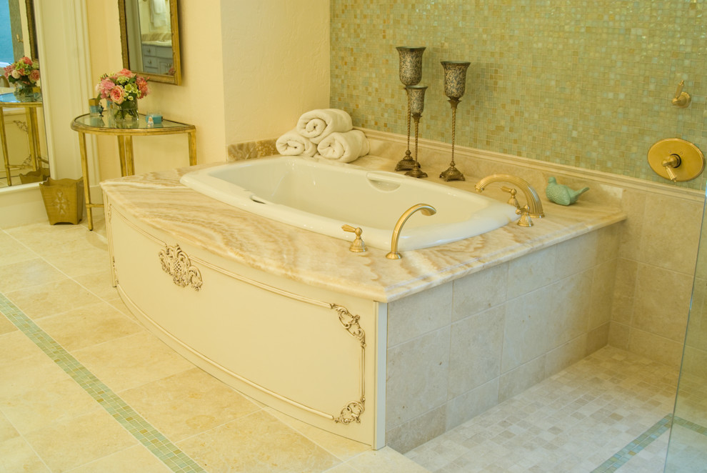 Idéer för stora vintage en-suite badrum, med luckor med upphöjd panel, vita skåp, ett badkar i en alkov, blå kakel, mosaik, beige väggar, kalkstensgolv, ett undermonterad handfat, bänkskiva i onyx och beiget golv