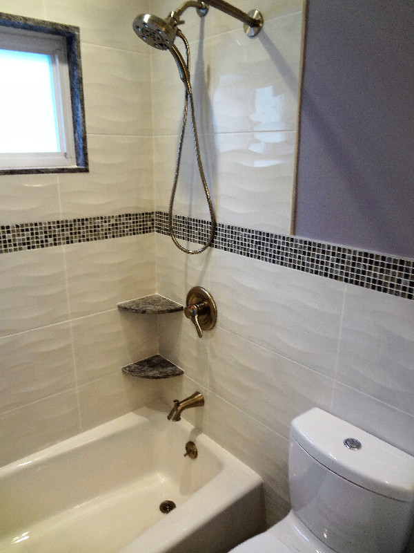 Idee per una stanza da bagno padronale minimal di medie dimensioni con vasca ad alcova, vasca/doccia, piastrelle bianche, piastrelle a mosaico e pareti viola