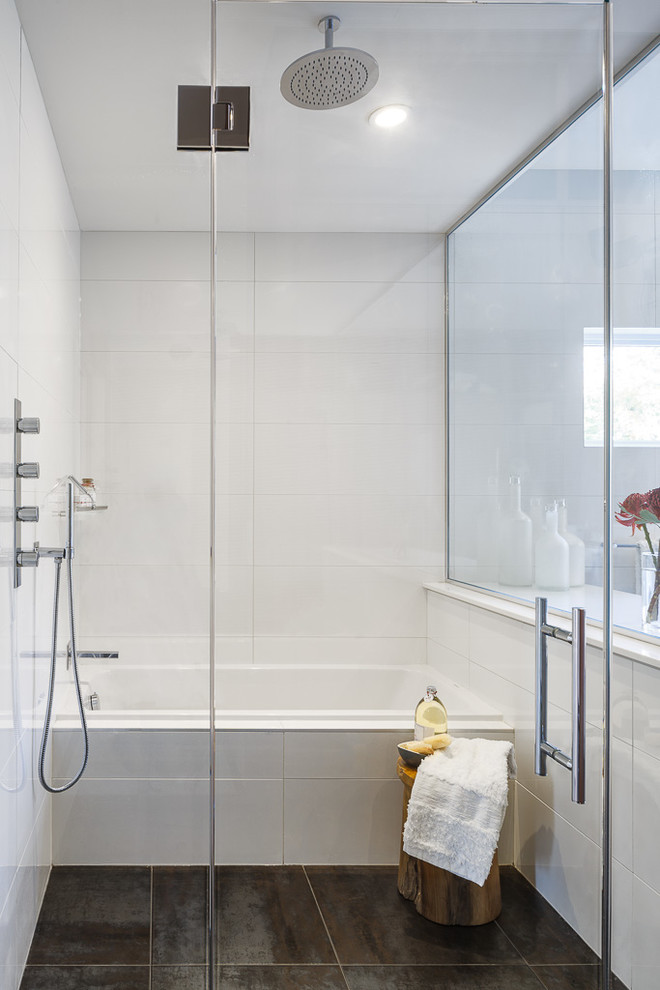 Foto di una grande stanza da bagno padronale design con vasca ad angolo, doccia aperta, pareti bianche e pavimento in gres porcellanato