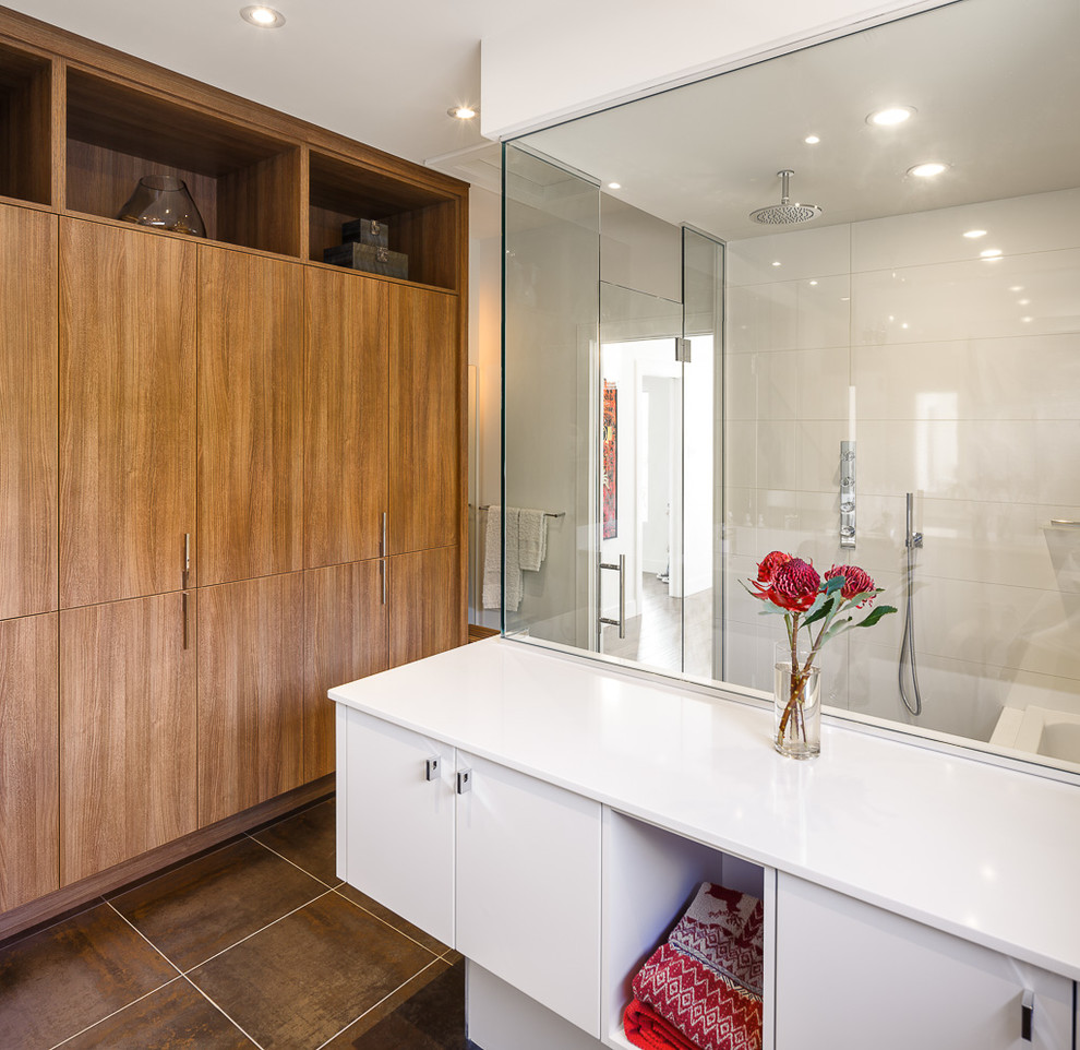 Idéer för att renovera ett mellanstort funkis en-suite badrum, med vita väggar och klinkergolv i porslin