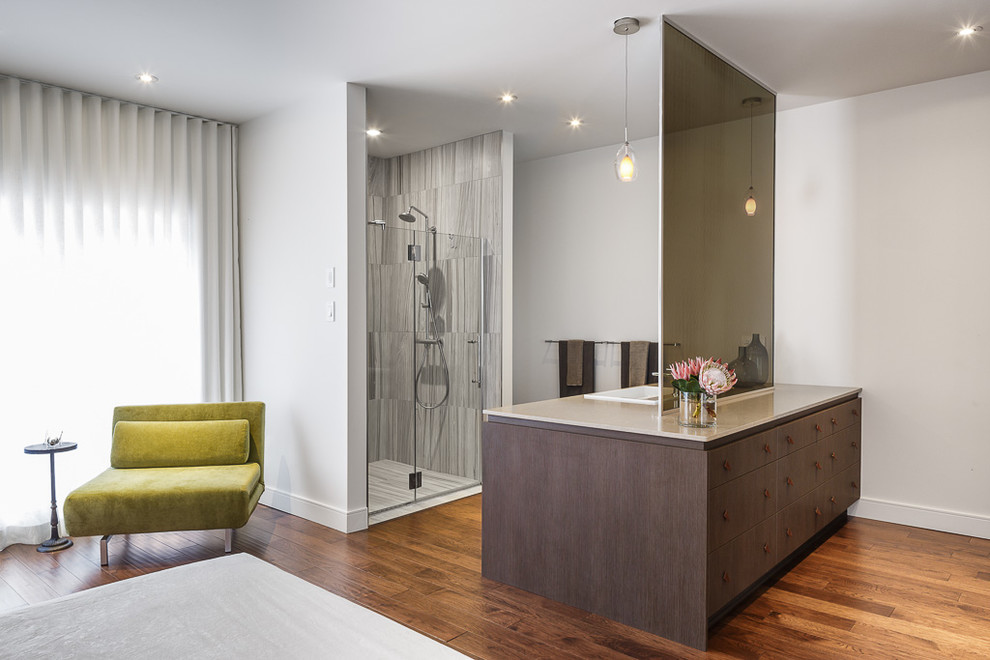 Diseño de cuarto de baño principal contemporáneo de tamaño medio con paredes blancas y suelo de madera en tonos medios