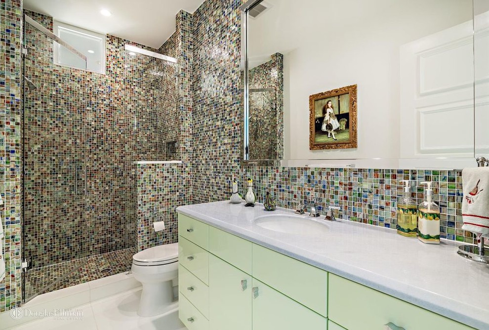 Großes Modernes Duschbad mit grünen Schränken, grünen Fliesen, Fliesen aus Glasscheiben, weißer Wandfarbe, Granit-Waschbecken/Waschtisch und weißem Boden in Sonstige