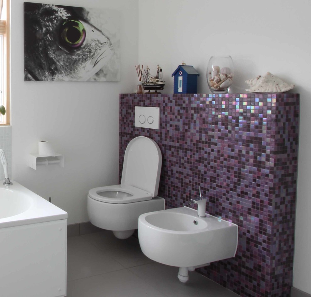 Imagen de cuarto de baño infantil minimalista de tamaño medio con bidé, lavabo tipo consola, baldosas y/o azulejos multicolor, baldosas y/o azulejos en mosaico y suelo de baldosas de porcelana