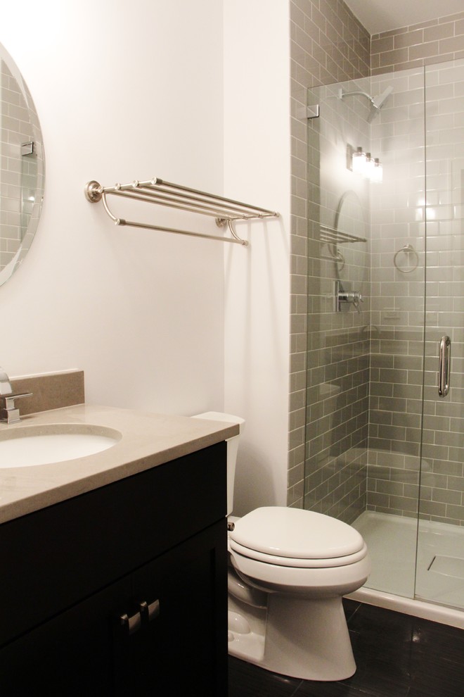 Exemple d'une salle de bain chic en bois foncé de taille moyenne avec un placard à porte shaker, WC séparés, un carrelage noir, un carrelage métro, un mur vert, un sol en carrelage de porcelaine, un lavabo encastré et un plan de toilette en granite.
