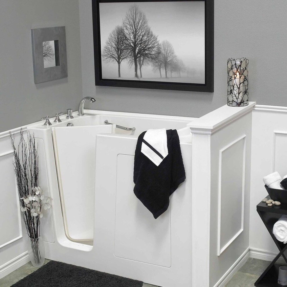 Свежая идея для дизайна: большая главная ванная комната в классическом стиле с фасадами с выступающей филенкой, отдельно стоящей ванной, серыми стенами, подвесной раковиной и серым полом - отличное фото интерьера