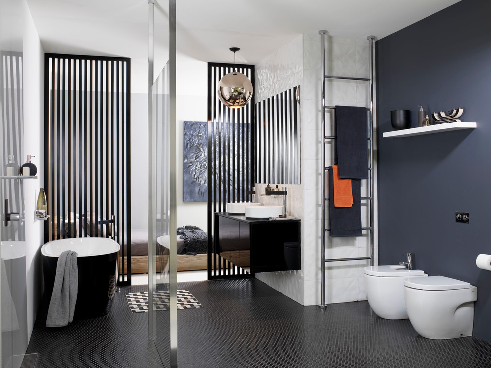Пример оригинального дизайна: ванная комната среднего размера в современном стиле с черными фасадами, отдельно стоящей ванной, открытым душем, черной плиткой, полом из мозаичной плитки, черным полом и открытым душем